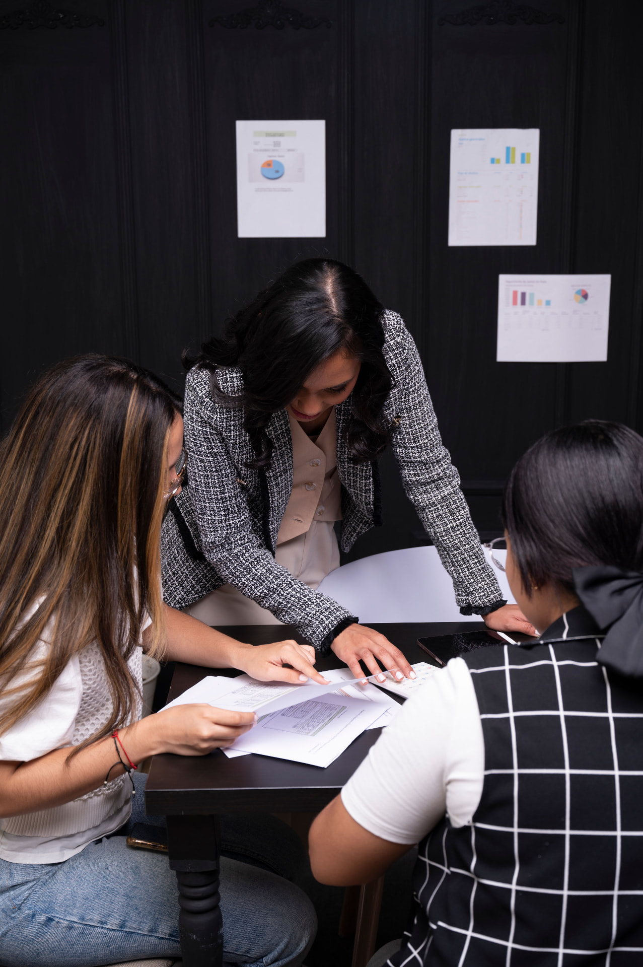 Jeniffer Mora revisando declaraciones y documentación fiscal junto a su equipo